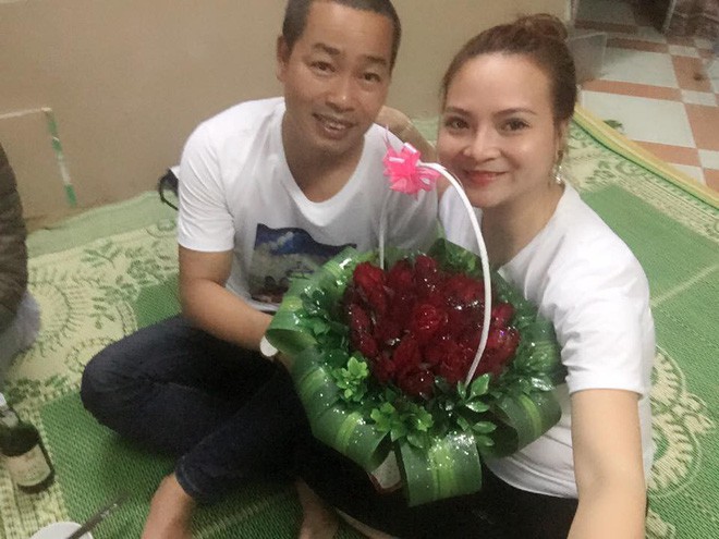 Bức ảnh chiếc bạt cưới hẩm hiu giăng chuồng bồ câu gây xôn xao MXH, câu chuyện phía sau đó thật bất ngờ