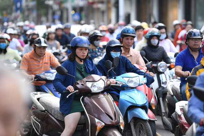Chặn 1 chiều trên đường Cát Linh, nhiều người bỡ ngỡ, giao thông ùn tắc giờ cao điểm Chặn 1 chiều trên đường Cát Linh, nhiều người bỡ ngỡ, giao thông ùn tắc giờ cao điểm