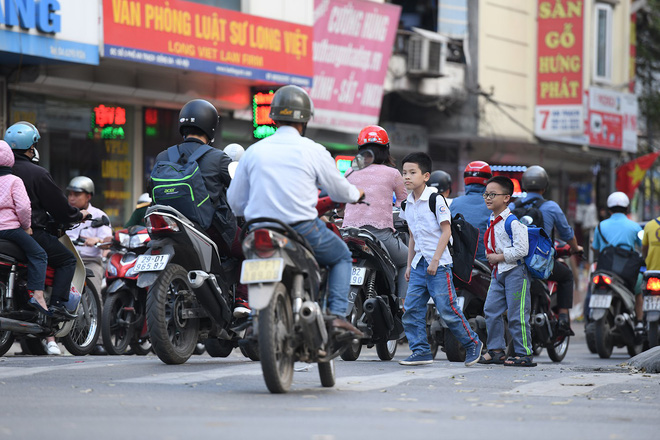 Chặn 1 chiều trên đường Cát Linh, nhiều người bỡ ngỡ, giao thông ùn tắc giờ cao điểm Chặn 1 chiều trên đường Cát Linh, nhiều người bỡ ngỡ, giao thông ùn tắc giờ cao điểm