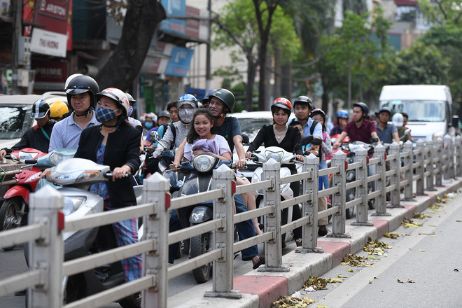 Chặn 1 chiều trên đường Cát Linh, nhiều người bỡ ngỡ, giao thông ùn tắc giờ cao điểm Chặn 1 chiều trên đường Cát Linh, nhiều người bỡ ngỡ, giao thông ùn tắc giờ cao điểm