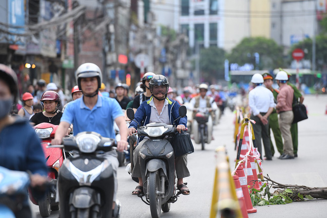 Chặn 1 chiều trên đường Cát Linh, nhiều người bỡ ngỡ, giao thông ùn tắc giờ cao điểm Chặn 1 chiều trên đường Cát Linh, nhiều người bỡ ngỡ, giao thông ùn tắc giờ cao điểm