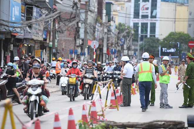 Chặn 1 chiều trên đường Cát Linh, nhiều người bỡ ngỡ, giao thông ùn tắc giờ cao điểm Chặn 1 chiều trên đường Cát Linh, nhiều người bỡ ngỡ, giao thông ùn tắc giờ cao điểm