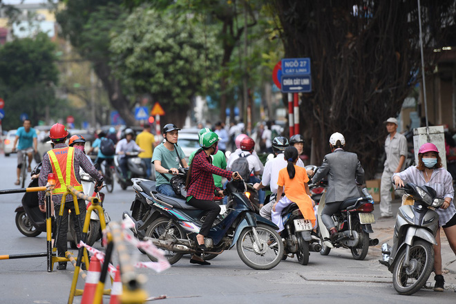 Chặn 1 chiều trên đường Cát Linh, nhiều người bỡ ngỡ, giao thông ùn tắc giờ cao điểm Chặn 1 chiều trên đường Cát Linh, nhiều người bỡ ngỡ, giao thông ùn tắc giờ cao điểm