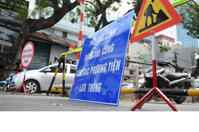 Chặn 1 chiều trên đường Cát Linh, nhiều người bỡ ngỡ, giao thông ùn tắc giờ cao điểm