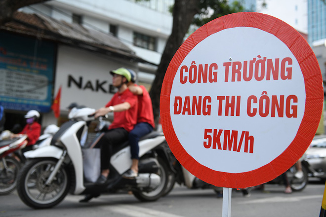 Chặn 1 chiều trên đường Cát Linh, nhiều người bỡ ngỡ, giao thông ùn tắc giờ cao điểm