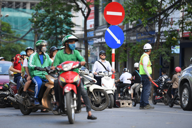 Chặn 1 chiều trên đường Cát Linh, nhiều người bỡ ngỡ, giao thông ùn tắc giờ cao điểm Chặn 1 chiều trên đường Cát Linh, nhiều người bỡ ngỡ, giao thông ùn tắc giờ cao điểm