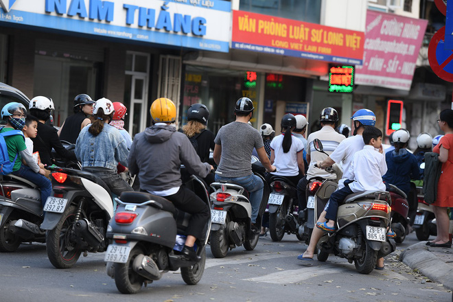 Chặn 1 chiều trên đường Cát Linh, nhiều người bỡ ngỡ, giao thông ùn tắc giờ cao điểm