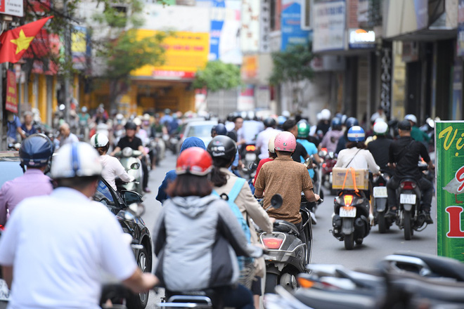 Chặn 1 chiều trên đường Cát Linh, nhiều người bỡ ngỡ, giao thông ùn tắc giờ cao điểm