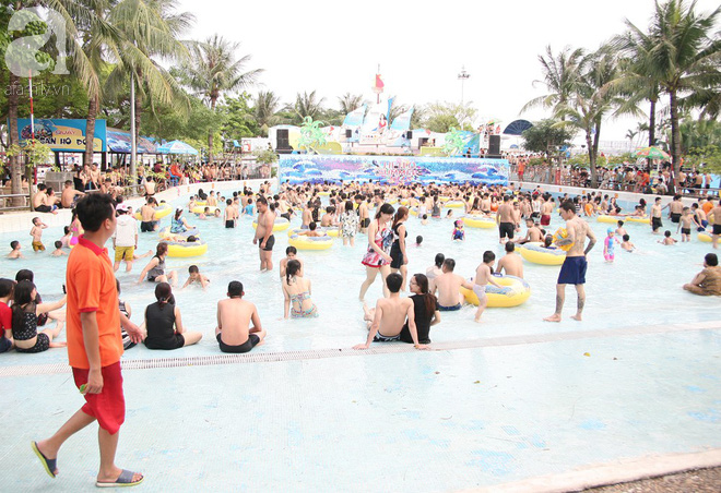 CV nước Hồ Tây giảm vé kịch sàn, người dân kéo đến ùn ùn nhân ngày Hà Nội nóng nực