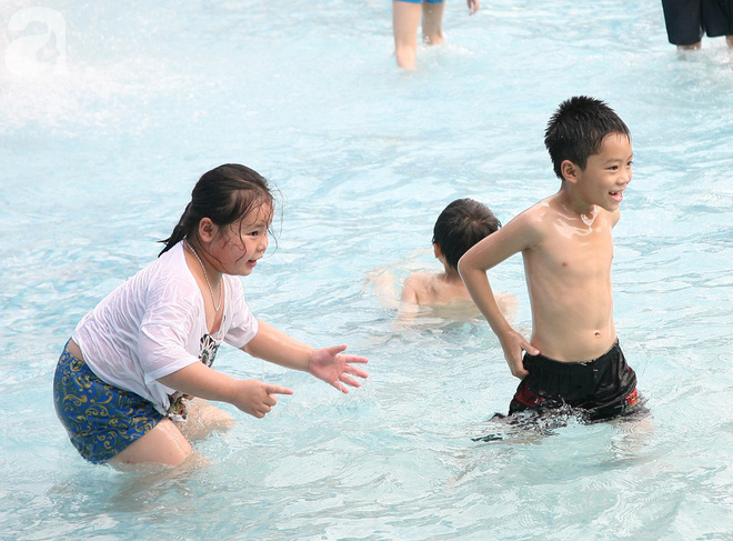 CV nước Hồ Tây giảm vé kịch sàn, người dân kéo đến ùn ùn nhân ngày Hà Nội nóng nực