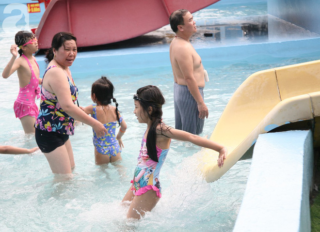 CV nước Hồ Tây giảm vé kịch sàn, người dân kéo đến ùn ùn nhân ngày Hà Nội nóng nực