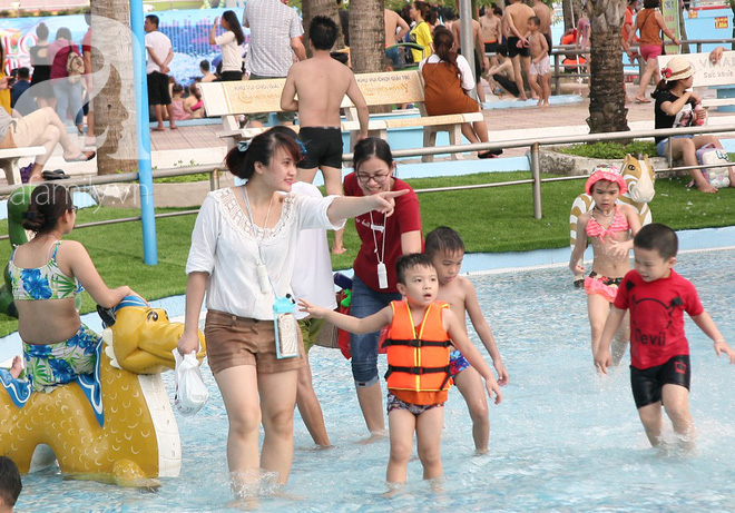 CV nước Hồ Tây giảm vé kịch sàn, người dân kéo đến ùn ùn nhân ngày Hà Nội nóng nực