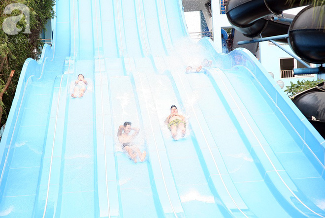 CV nước Hồ Tây giảm vé kịch sàn, người dân kéo đến ùn ùn nhân ngày Hà Nội nóng nực