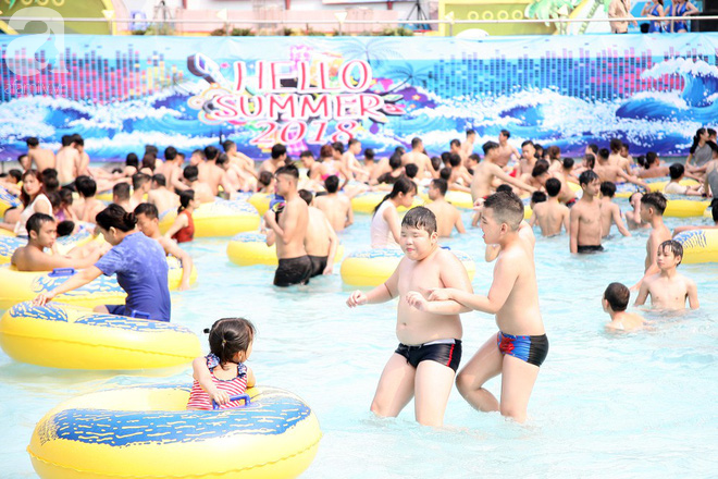 CV nước Hồ Tây giảm vé kịch sàn, người dân kéo đến ùn ùn nhân ngày Hà Nội nóng nực