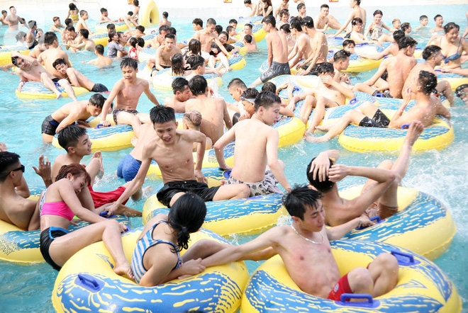 CV nước Hồ Tây giảm vé kịch sàn, người dân kéo đến ùn ùn nhân ngày Hà Nội nóng nực