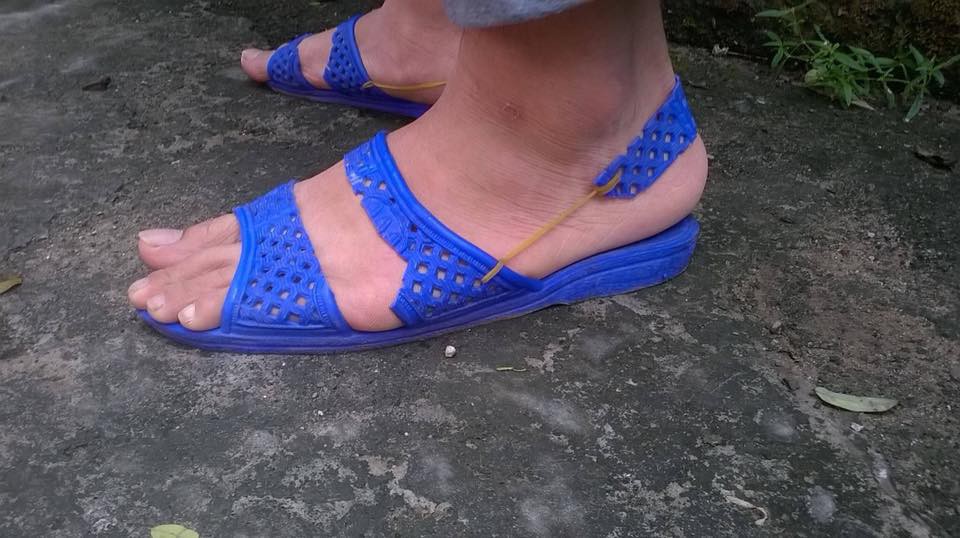 Nâng tầm cực phẩm dép tổ ong thành sandal dạo xóm, dân mạng lo ngại Gucci sẽ học hỏi ý tưởng