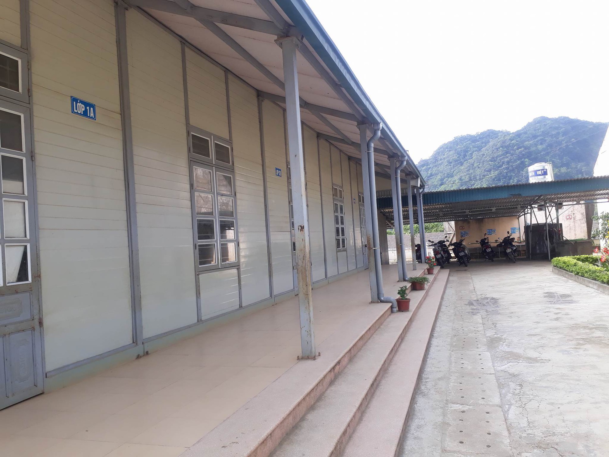 Vụ cô giáo lùi xe khiến học sinh lớp 1 tử vong: Thầy giáo ngồi cùng thừa nhận đang tập cho cô giáo cách vào số xe