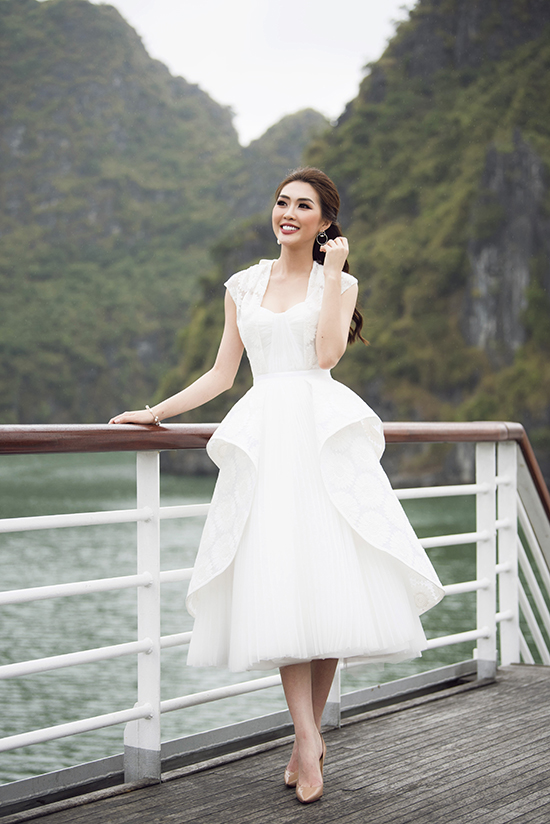 Dàn sao lộng lẫy đến Hạ Long ủng hộ nhà thiết kế Lê Thanh Hoà