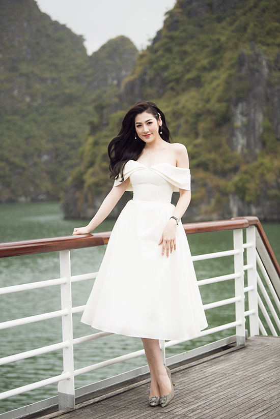 Dàn sao lộng lẫy đến Hạ Long ủng hộ nhà thiết kế Lê Thanh Hoà