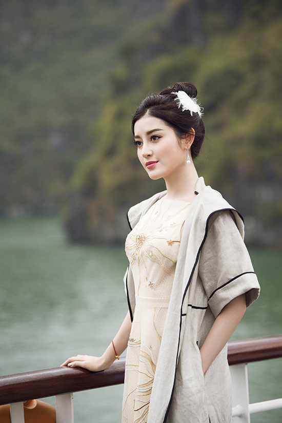 Dàn sao lộng lẫy đến Hạ Long ủng hộ nhà thiết kế Lê Thanh Hoà