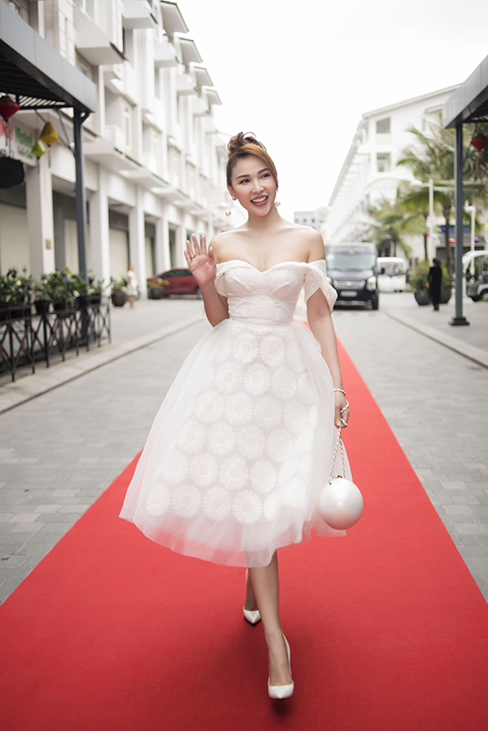 Dàn sao lộng lẫy đến Hạ Long ủng hộ nhà thiết kế Lê Thanh Hoà