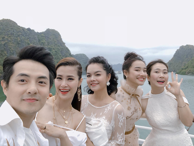 Nhã Phương rạng rỡ bên đồng nghiệp sau chia sẻ của Trường Giang