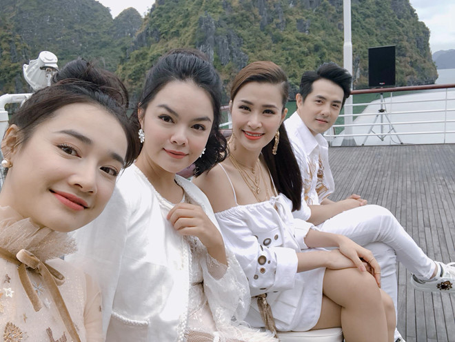 Nhã Phương rạng rỡ bên đồng nghiệp sau chia sẻ của Trường Giang