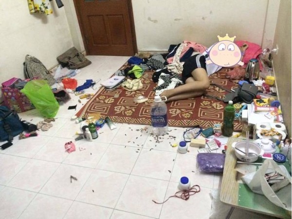 Đỉnh cao của ở bẩn, quần áo nấm mốc mọc thành cây dài 30cm