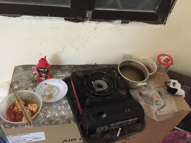 Đỉnh cao của ở bẩn, quần áo nấm mốc mọc thành cây dài 30cm