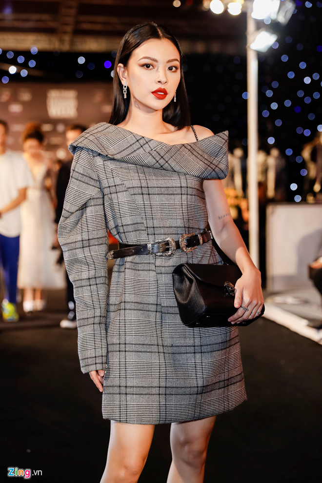 Tiêu Châu Như Quỳnh mặc hở thảm họa tại Tuần lễ Thời trang Việt Nam