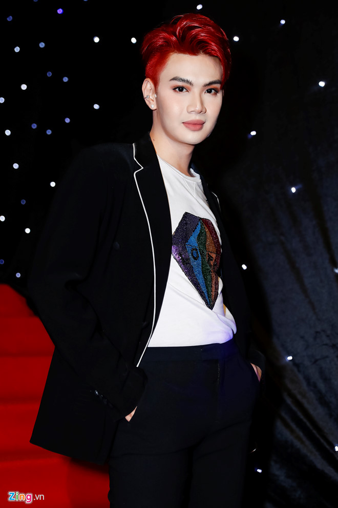 Tiêu Châu Như Quỳnh mặc hở thảm họa tại Tuần lễ Thời trang Việt Nam