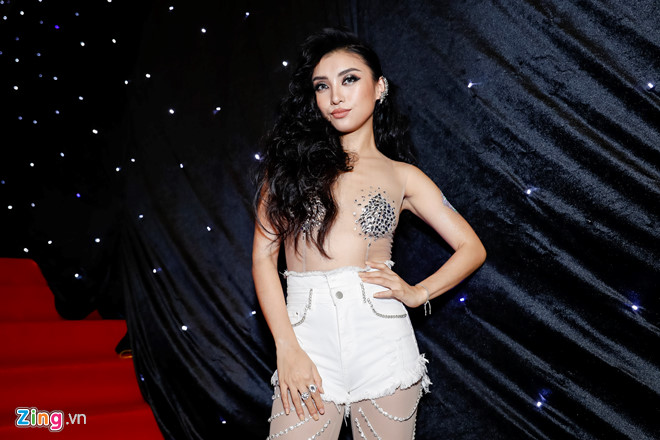 Tiêu Châu Như Quỳnh mặc hở thảm họa tại Tuần lễ Thời trang Việt Nam