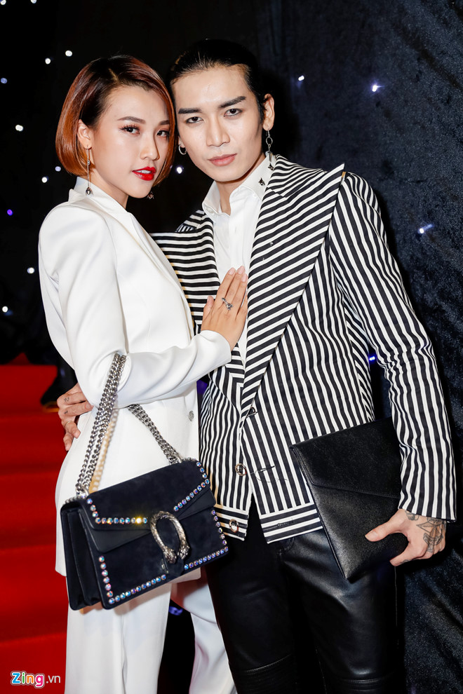 Tiêu Châu Như Quỳnh mặc hở thảm họa tại Tuần lễ Thời trang Việt Nam