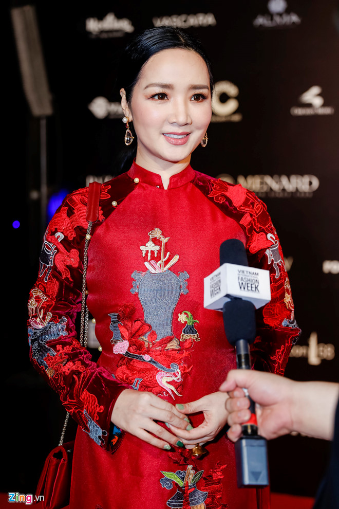 Tiêu Châu Như Quỳnh mặc hở thảm họa tại Tuần lễ Thời trang Việt Nam