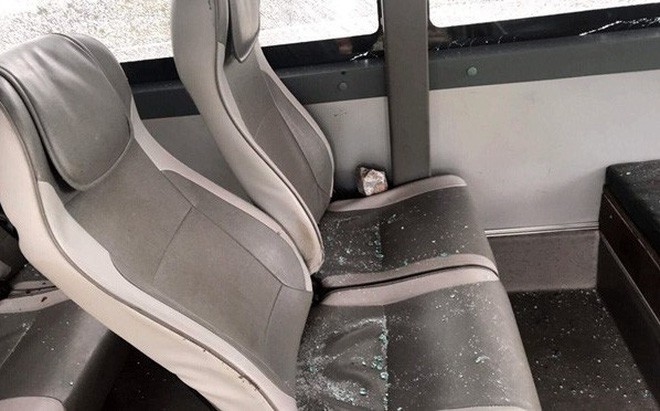 Xe khách bị ném đá trên cao tốc, kính găm sâu vào mặt 1 phụ nữ: 5 người đi xe máy ra tay