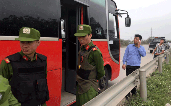 Xe khách bị ném đá trên cao tốc, kính găm sâu vào mặt 1 phụ nữ: 5 người đi xe máy ra tay