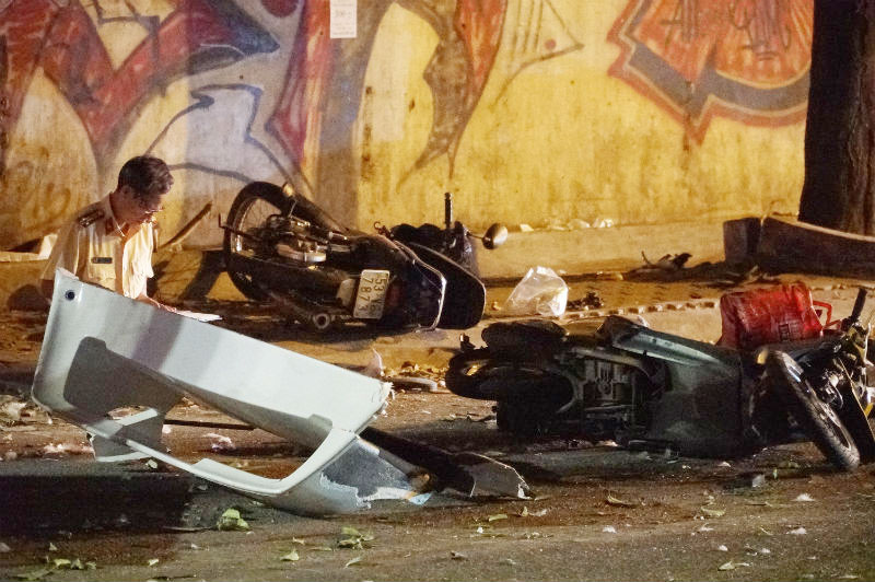 Ô tô lật trúng nhiều xe máy ở Sài Gòn, 2 người chết, 3 người bị thương