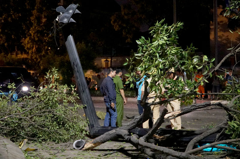 Ô tô lật trúng nhiều xe máy ở Sài Gòn, 2 người chết, 3 người bị thương