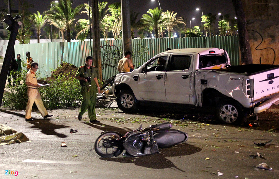 Hiện trường ôtô bán tải tông hàng loạt xe máy dừng đèn đỏ ở Sài Gòn