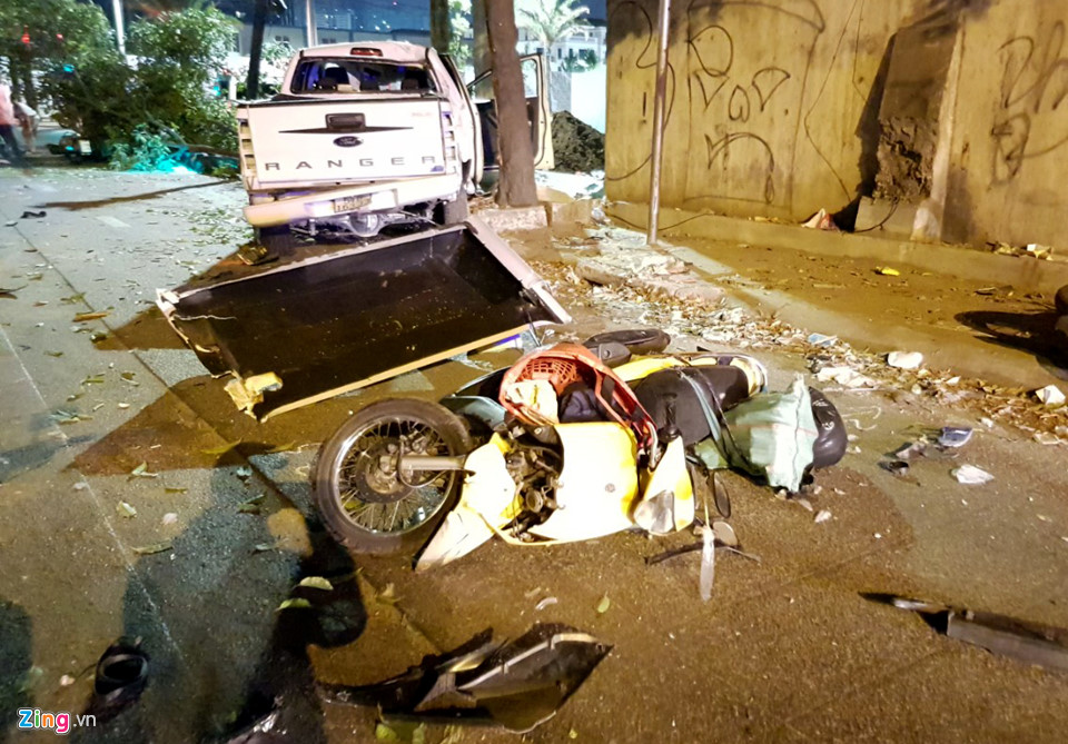 Hiện trường ôtô bán tải tông hàng loạt xe máy dừng đèn đỏ ở Sài Gòn