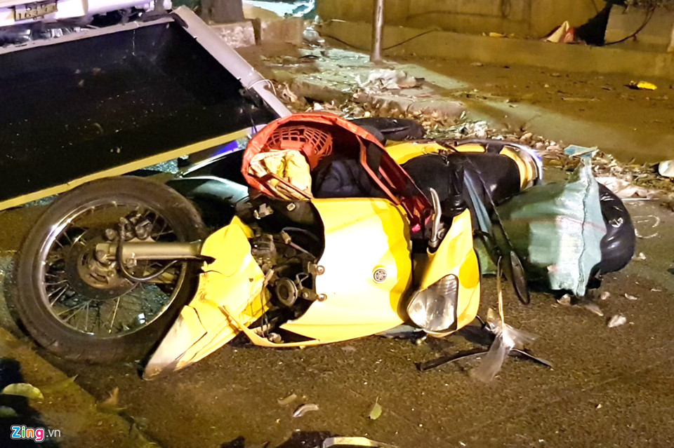 Hiện trường ôtô bán tải tông hàng loạt xe máy dừng đèn đỏ ở Sài Gòn