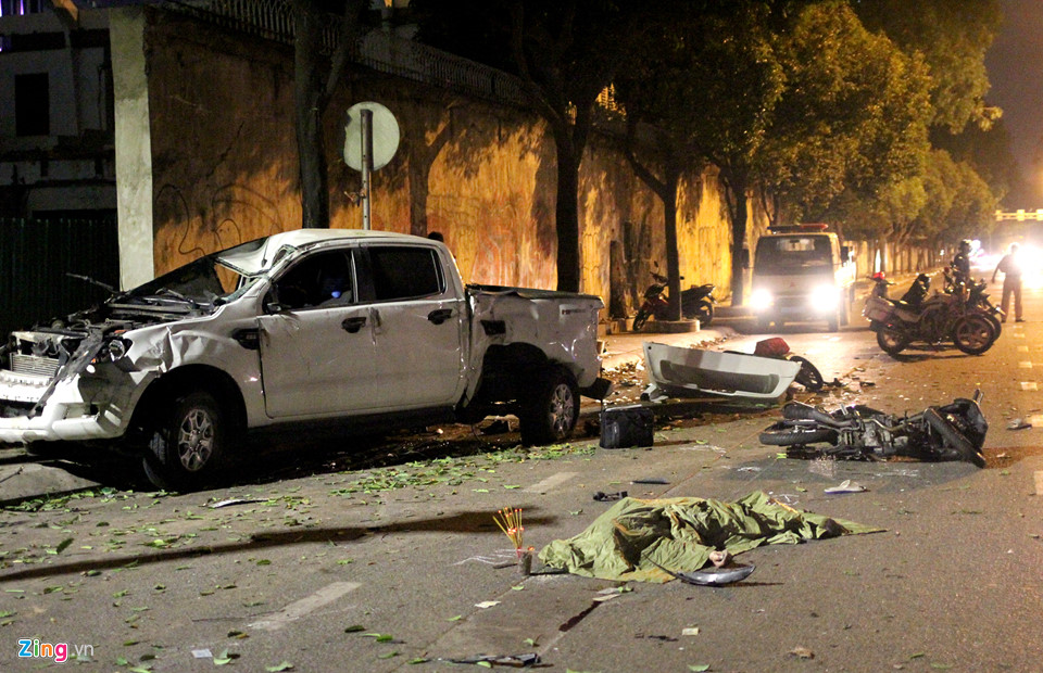 Hiện trường ôtô bán tải tông hàng loạt xe máy dừng đèn đỏ ở Sài Gòn