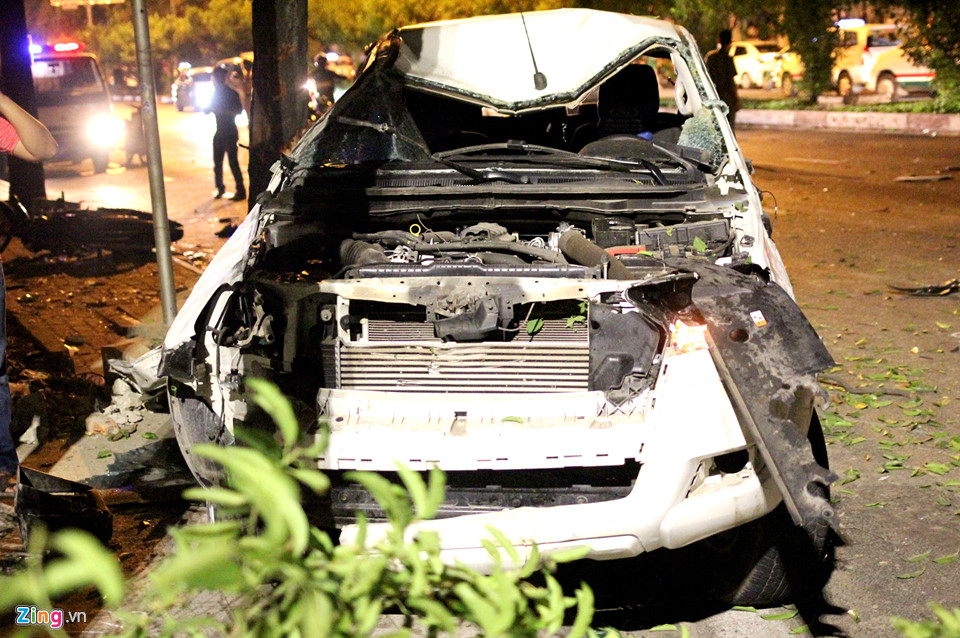 Hiện trường ôtô bán tải tông hàng loạt xe máy dừng đèn đỏ ở Sài Gòn