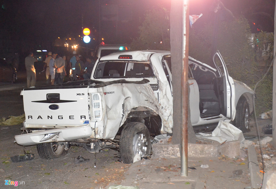 Hiện trường ôtô bán tải tông hàng loạt xe máy dừng đèn đỏ ở Sài Gòn