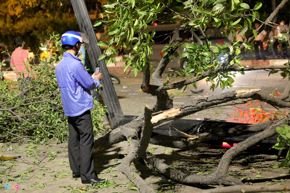Hiện trường ôtô bán tải tông hàng loạt xe máy dừng đèn đỏ ở Sài Gòn