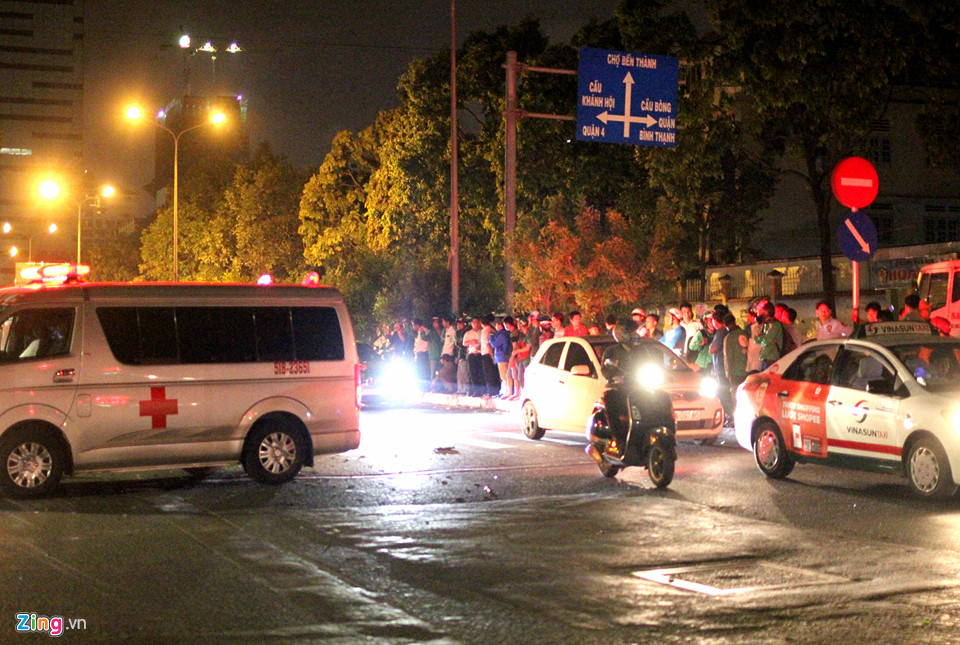 Hiện trường ôtô bán tải tông hàng loạt xe máy dừng đèn đỏ ở Sài Gòn