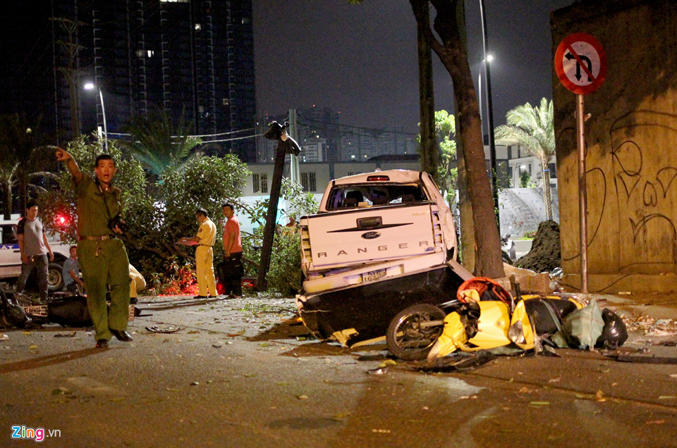 Hiện trường ôtô bán tải tông hàng loạt xe máy dừng đèn đỏ ở Sài Gòn