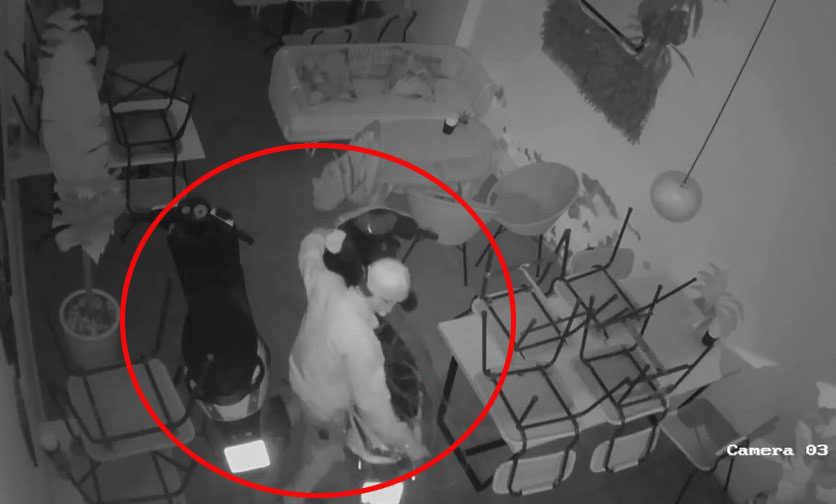 Video: Trộm đột nhập nẫng 2 xe máy trong đêm Video: Trộm đột nhập nẫng 2 xe máy trong đêm