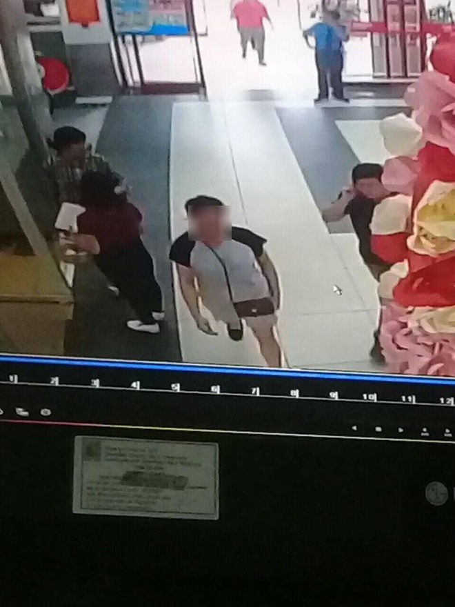 Bà bầu ngang nhiên nẫng ví của khách tại siêu thị BigC khiến dân mạng bức xúc Bà bầu ngang nhiên nẫng ví của khách tại siêu thị BigC khiến dân mạng bức xúc
