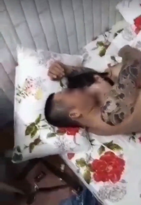 Quá đau đớn, vợ livestream cảnh chồng ngoại tình, ngủ với bồ nhí trong phòng trọ